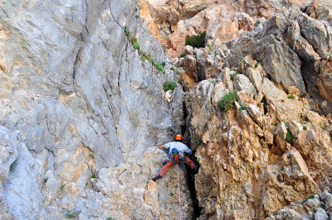 Fotoğraf 4: İsmail Cem 4.İp boyunda bacayı tırmanırken