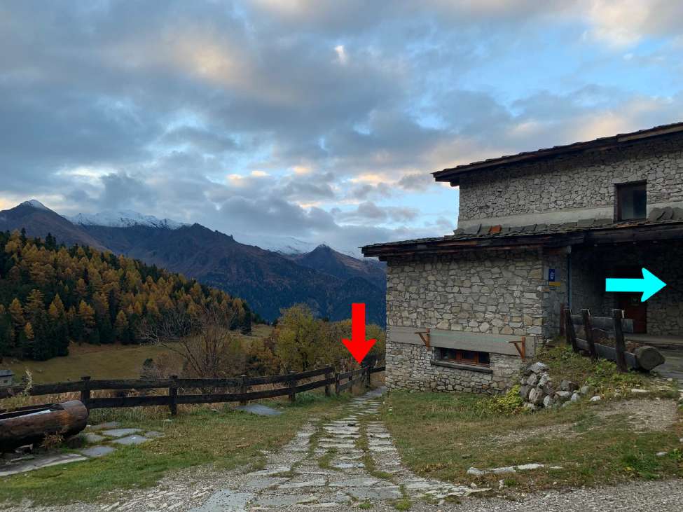 L’orgere dağ evi (mavi ok su kaynağının olduğu yer kırmızı ok ise kış barınağının girişi)